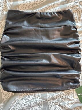 HALARA Black Faux Leather Ruched Mini Skirt